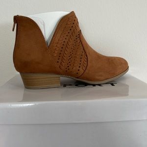 Brand new in box Report girls boots
